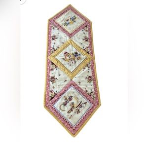 Quilted table runner antique country appeal two sided. Vintage